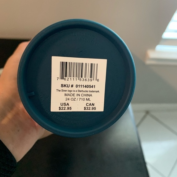 NWT Starbucks Winter 2023 Navy Blue Soft Touch Grid Tumbler 24 oz - Picture 5 of 9